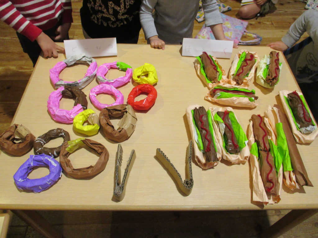 3 4 5歳児 さくら組もも組 制作したパンを使ってパン屋さんごっこをしました 社会福祉法人 西花畑会 こひつじ保育園